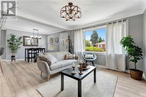 77 Inchlee Drive, Hamilton, ON - Indoor Photo Showing Living Room