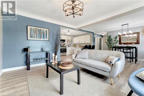 77 Inchlee Drive, Hamilton, ON - Indoor Photo Showing Living Room