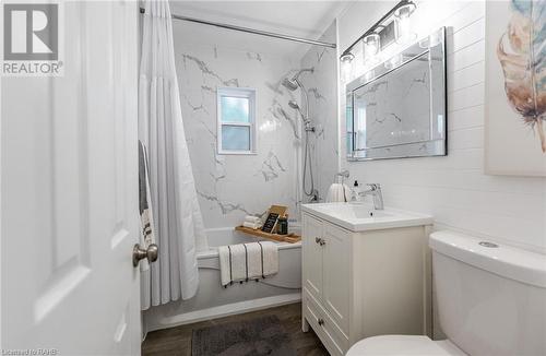 31 Academy Street, Ancaster, ON - Indoor Photo Showing Bathroom