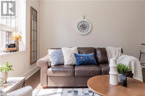 397 King Street W Unit# 207, Dundas, ON - Indoor Photo Showing Living Room