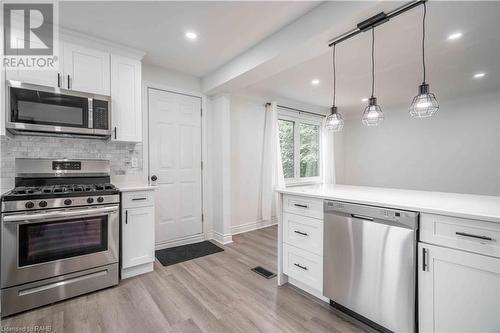 27 East 26Th Street, Hamilton, ON - Indoor Photo Showing Kitchen