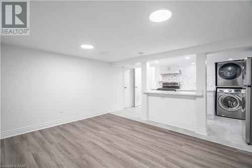 27 East 26Th Street, Hamilton, ON - Indoor Photo Showing Laundry Room