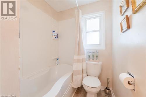 325 Simpson Avenue, Welland, ON - Indoor Photo Showing Bathroom