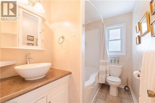 325 Simpson Avenue, Welland, ON - Indoor Photo Showing Bathroom