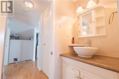 325 Simpson Avenue, Welland, ON - Indoor Photo Showing Bathroom