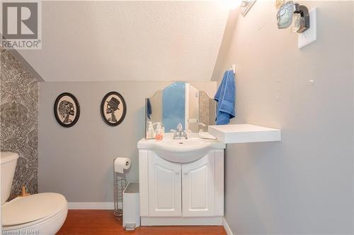 325 Simpson Avenue, Welland, ON - Indoor Photo Showing Bathroom