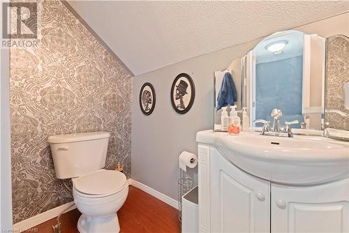 325 Simpson Avenue, Welland, ON - Indoor Photo Showing Bathroom