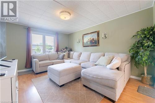 325 Simpson Avenue, Welland, ON - Indoor Photo Showing Living Room