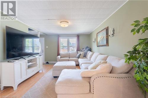 325 Simpson Avenue, Welland, ON - Indoor Photo Showing Living Room