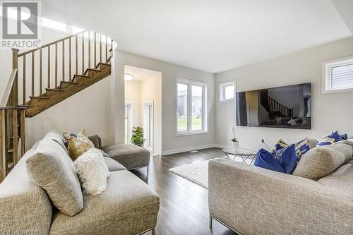 81 Hawick Crescent, Caledonia, ON - Indoor Photo Showing Living Room