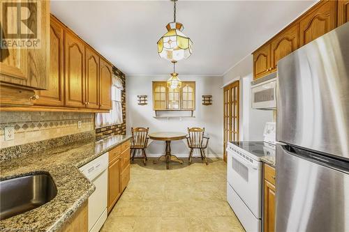 98 Billington Crescent, Hamilton, ON - Indoor Photo Showing Kitchen