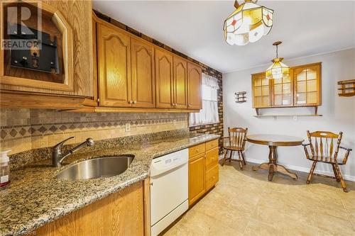 98 Billington Crescent, Hamilton, ON - Indoor Photo Showing Kitchen