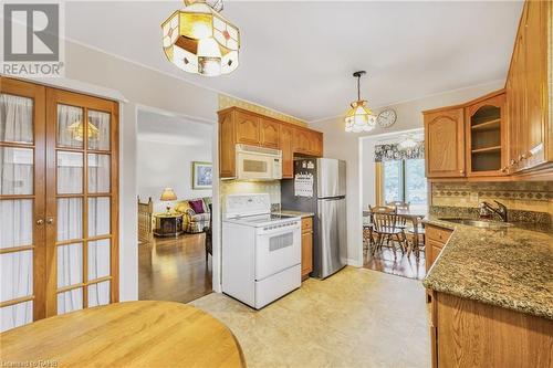 98 Billington Crescent, Hamilton, ON - Indoor Photo Showing Kitchen