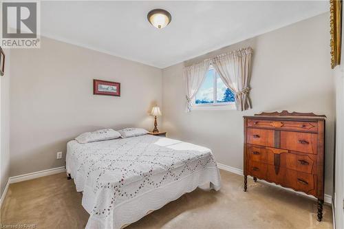 98 Billington Crescent, Hamilton, ON - Indoor Photo Showing Bedroom