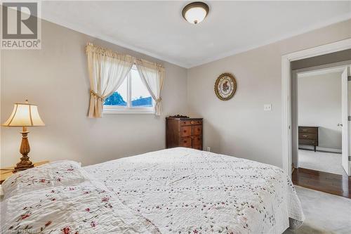 98 Billington Crescent, Hamilton, ON - Indoor Photo Showing Bedroom