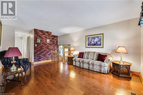 98 Billington Crescent, Hamilton, ON - Indoor Photo Showing Living Room