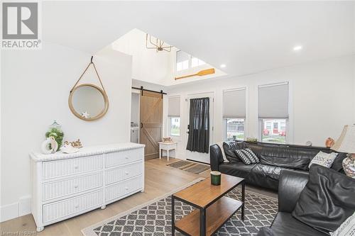 385 Westwood Avenue, Crystal Beach, ON - Indoor Photo Showing Living Room