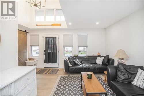 385 Westwood Avenue, Crystal Beach, ON - Indoor Photo Showing Living Room