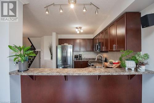 334 Pinehill Drive, Stoney Creek, ON - Indoor Photo Showing Kitchen With Upgraded Kitchen