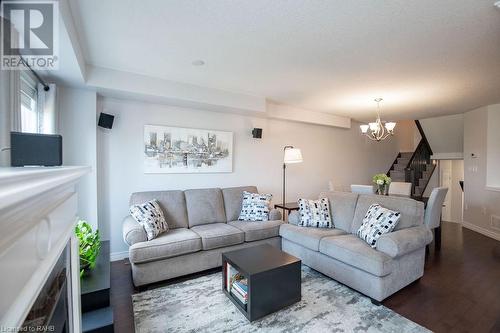 334 Pinehill Drive, Stoney Creek, ON - Indoor Photo Showing Living Room