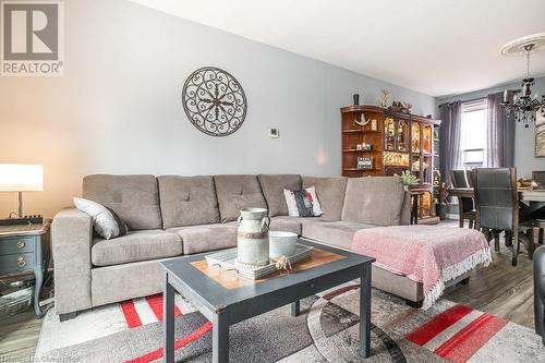 6 Peter Street, Hamilton, ON - Indoor Photo Showing Living Room