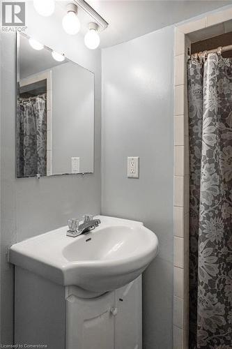 6 Peter Street, Hamilton, ON - Indoor Photo Showing Bathroom