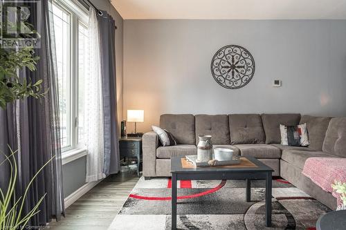 6 Peter Street, Hamilton, ON - Indoor Photo Showing Living Room