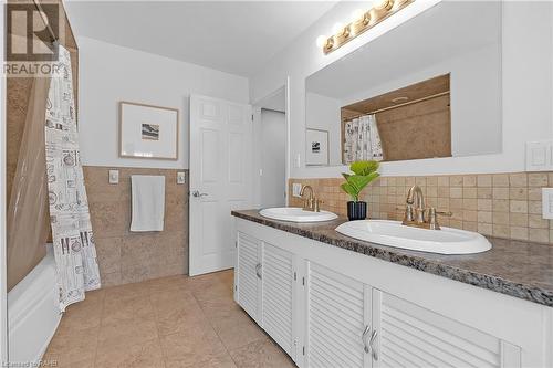 183 Federal Street, Stoney Creek, ON - Indoor Photo Showing Bathroom