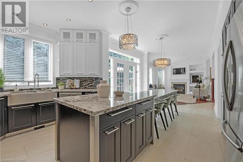 5646 Roseville Court, Burlington, ON - Indoor Photo Showing Kitchen With Upgraded Kitchen