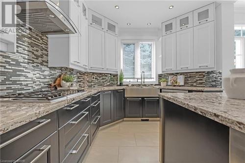 5646 Roseville Court, Burlington, ON - Indoor Photo Showing Kitchen With Upgraded Kitchen