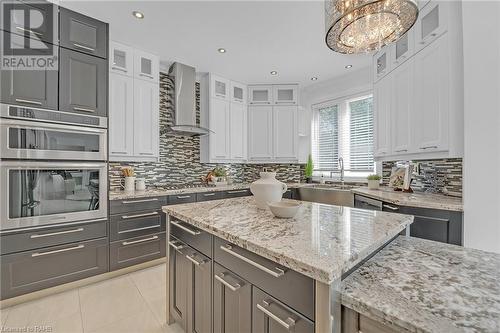 5646 Roseville Court, Burlington, ON - Indoor Photo Showing Kitchen With Upgraded Kitchen