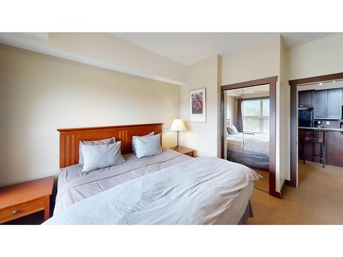 415 - 1500 Mcdonald Avenue, Fernie, BC - Indoor Photo Showing Bedroom