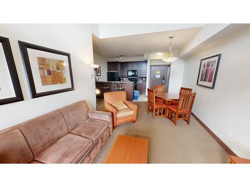 415 - 1500 Mcdonald Avenue, Fernie, BC - Indoor Photo Showing Living Room