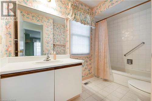 Main floor bathroom - 1275 Maple Crossing Boulevard Unit# 12, Burlington, ON - Indoor Photo Showing Bathroom