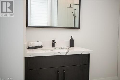 11 Primrose Street, Pelham, ON - Indoor Photo Showing Bathroom