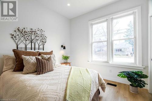 49 Edward Street, London, ON - Indoor Photo Showing Bedroom