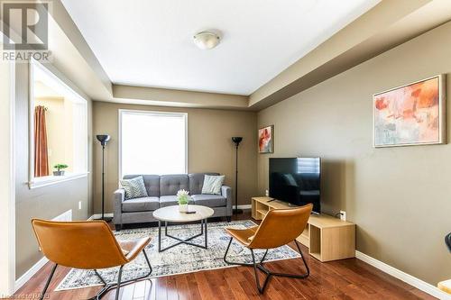 16 Newport Crescent, Hamilton, ON - Indoor Photo Showing Living Room