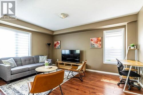 16 Newport Crescent, Hamilton, ON - Indoor Photo Showing Living Room