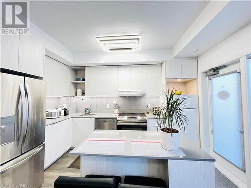 2530 Eglinton Avenue W Unit# 109, Mississauga, ON - Indoor Photo Showing Kitchen