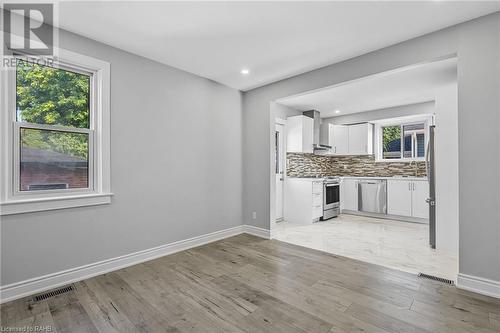 146 Craigroyston Road, Hamilton, ON - Indoor Photo Showing Kitchen