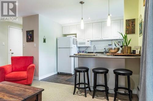 40 Robinson Street Unit# 307, Hamilton, ON - Indoor Photo Showing Kitchen