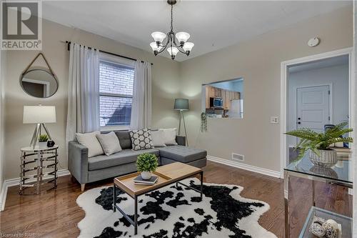 167 Balsam Avenue S, Hamilton, ON - Indoor Photo Showing Living Room