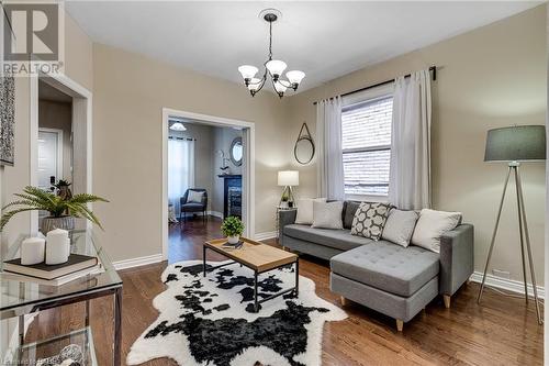 167 Balsam Avenue S, Hamilton, ON - Indoor Photo Showing Living Room