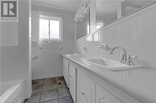 42 Deerhurst Road, Stoney Creek, ON - Indoor Photo Showing Bathroom