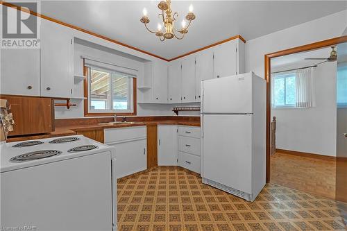 42 Deerhurst Road, Stoney Creek, ON - Indoor Photo Showing Kitchen