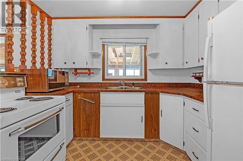 42 Deerhurst Road, Stoney Creek, ON - Indoor Photo Showing Kitchen With Double Sink