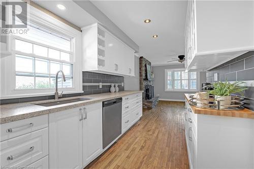 4 Cambria Court, Hamilton, ON - Indoor Photo Showing Kitchen