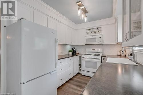 2450 Malcolm Crescent, Burlington, ON - Indoor Photo Showing Kitchen