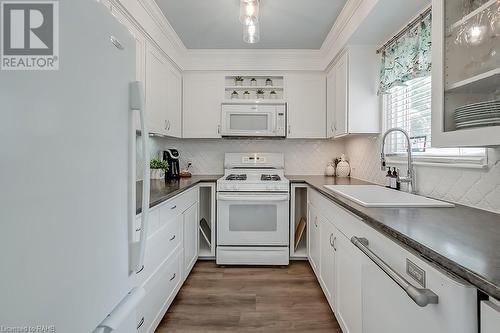 2450 Malcolm Crescent, Burlington, ON - Indoor Photo Showing Kitchen