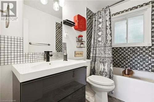 225 Helena Avenue, Winona, ON - Indoor Photo Showing Bathroom